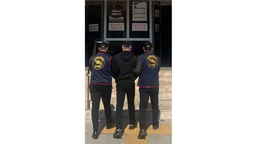 İzmir'de kesinleşmiş hapis cezası olan firari yakalandı haberinin görseli