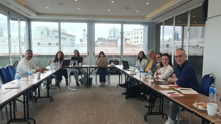 İzmir’de kadın gazeteciler yuvarlak masa etrafında toplandı haberinin görseli