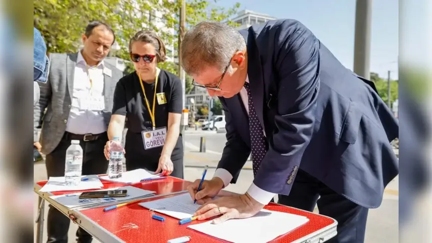 Başkan Tugay Atatürk Lisesi öğretmenlerinin yanında haberinin görseli