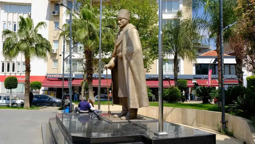 Narlıdere, Atatürk anıtında bakım çalışması başlattı haberinin görseli