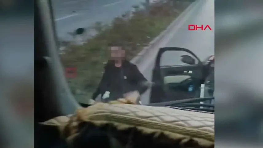 Trafikte şoförü ile tartıştığı kamyonu yumrukladı haberinin görseli