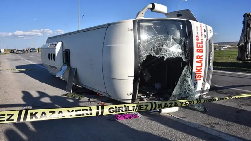 Afyon’da kaza: Servis midibüsü ile otomobilin çarpıştı  haberinin görseli