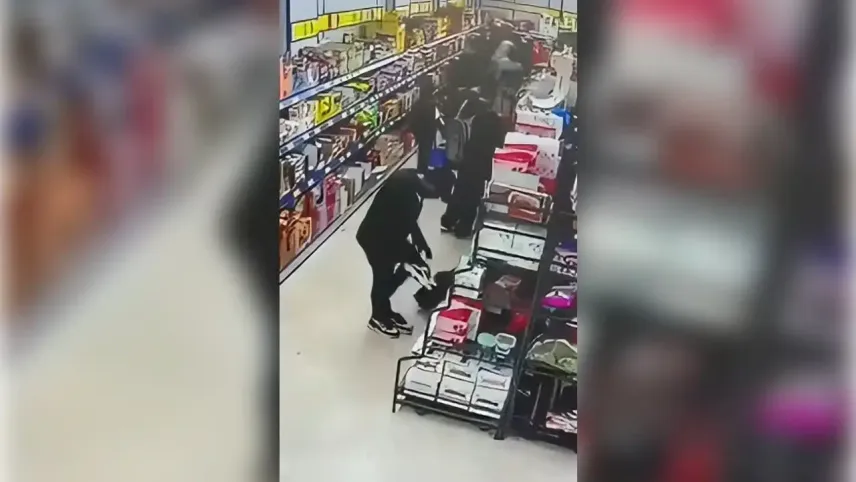 İstanbul'da ayakkabı hırsızlığı: Reyonda beğendiğini giyip kaçtı! haberinin görseli