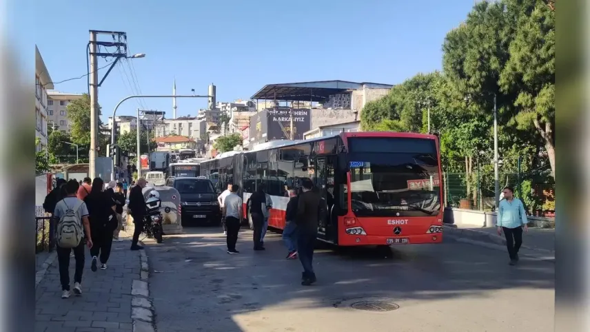 Eski İzmir caddesinde trafik kilitlendi haberinin görseli