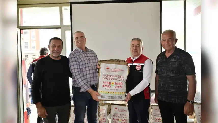 İzmir'de ayçiçeği üreticilerine tohum desteği haberinin görseli