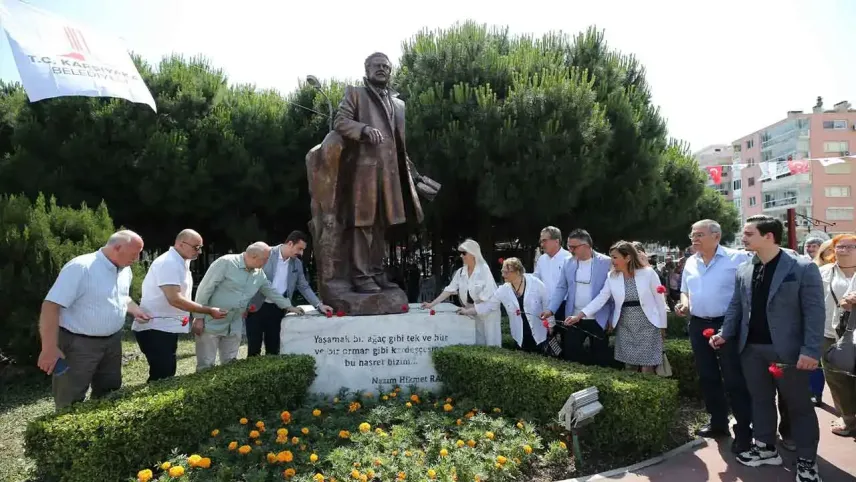 Nazım Hikmet, Karşıyaka’da şiirleriyle anıldı haberinin görseli