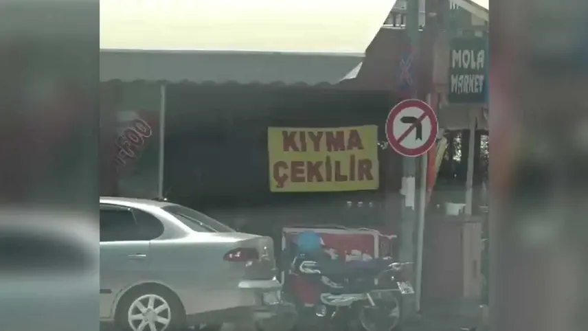 Tekel bayisinde 'kıyma çekilir' afişi haberinin görseli