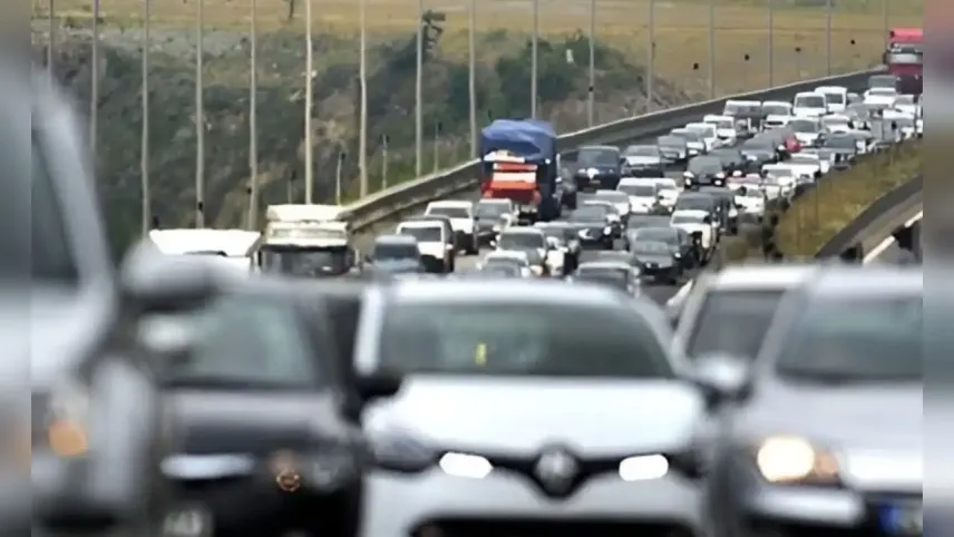 İzmir'de bayram dönüşü otoyolda trafik durma noktasına geldi! haberinin görseli