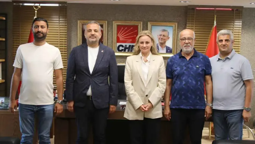 CHP İzmir İl Başkanlığı’nda Ösen’den birliktelik mesajı haberinin görseli