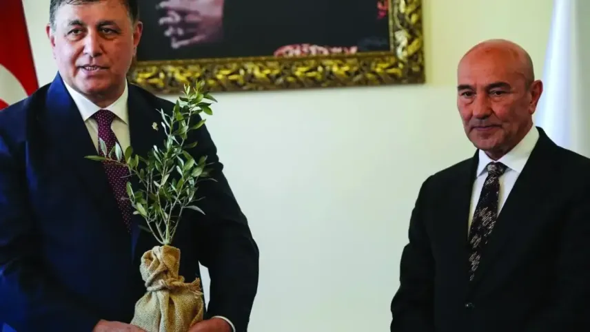 Başkan Tugay’dan eski Başkan Soyer’e moral ziyareti haberinin görseli