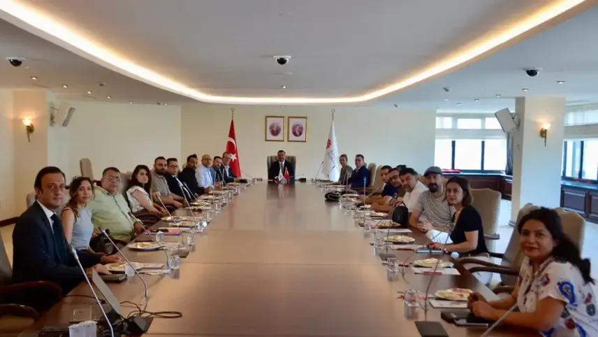 İzmir’de dijital medya zirvesi: İnternet haber siteleri bir araya geldi haberinin görseli