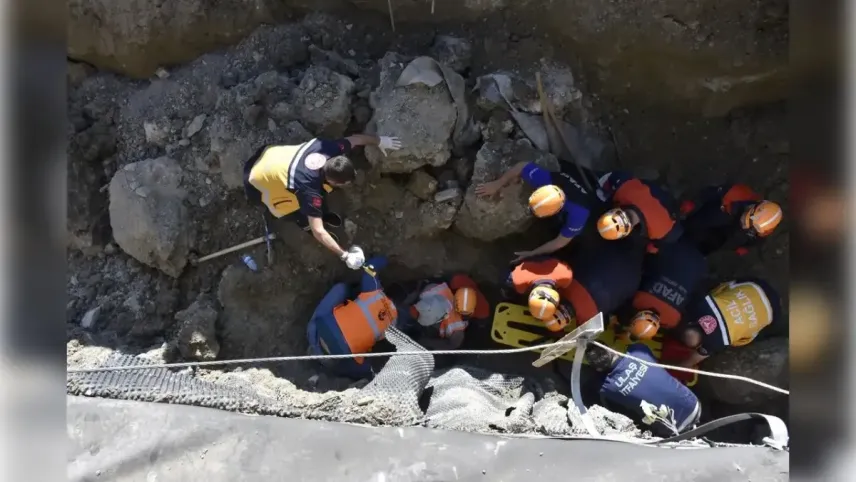 Sivas&#039;ta göçük: 2 kişi toprak altında kaldı haberinin görseli