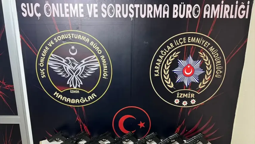 İzmir&#039;de silah kaçakçılığı operasyonu: Baba ve iki oğlu gözaltında haberinin görseli