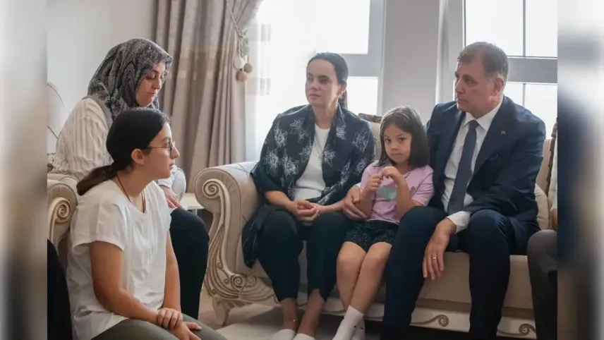 Cemil Tugay şehit ailesini ziyaret etti haberinin görseli