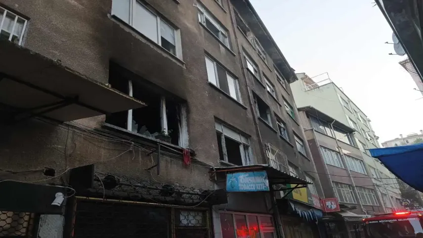 Bursa'da ev yangını: Alevlerin arasında kalan kadını mahalleli kurtardı haberinin görseli