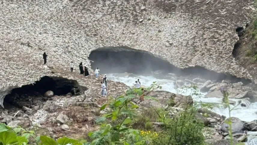Fotoğraf çekilirken üzerine kar kütlesi düşen kadın öldü  haberinin görseli