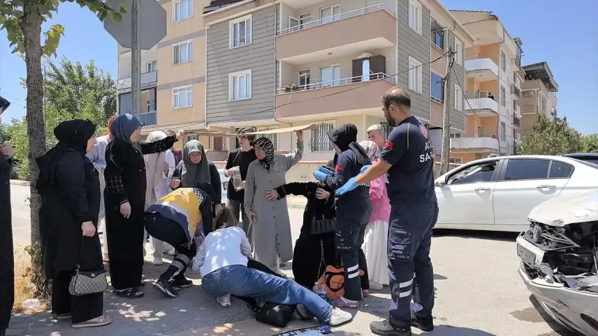 Bursa'daki kazada yaralananlar güneşten kartonla korundular haberinin görseli