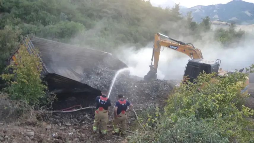 Manisa’da devrilen kamyon yandı: 1 kişi yaralandı haberinin görseli