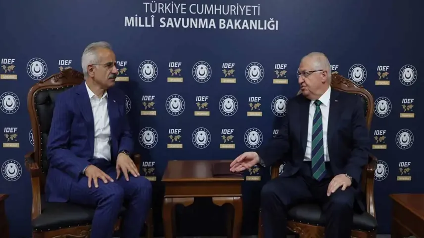 Bakan Güler ve Bakan Uraloğlu İDEF 2025 Fuarı'nda görüştü haberinin görseli