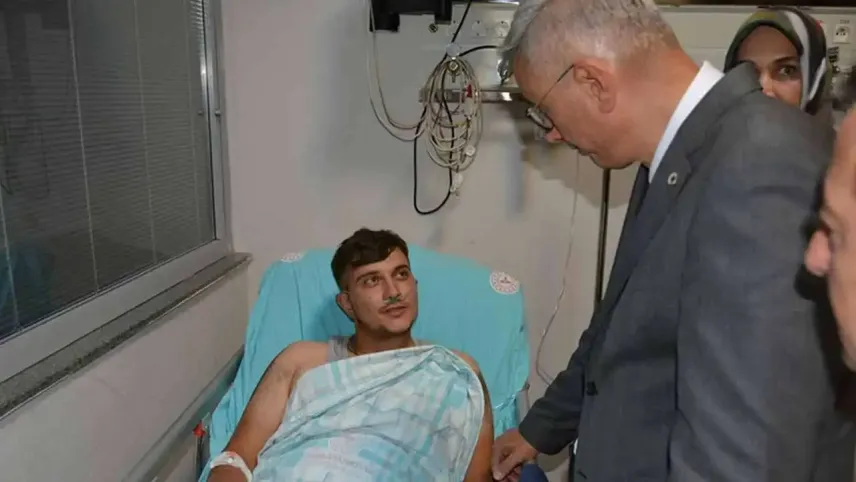 Bakan Memişoğlu'ndan orman yangınında yaralanan işçilere ziyaret haberinin görseli