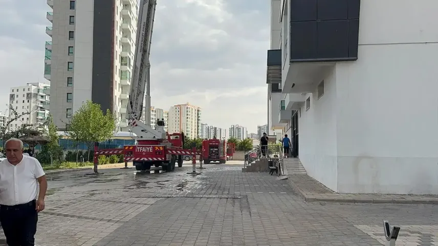 O apartmandan 15 kişi tahliye edildi haberinin görseli