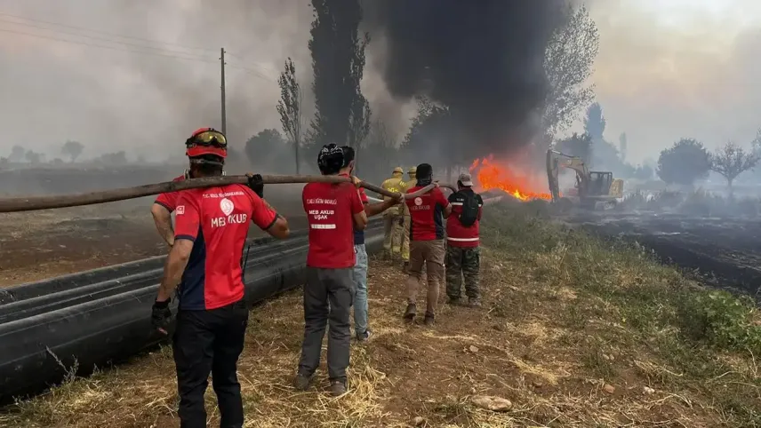 MEB AKUB yangınlarda aktif görev aldı haberinin görseli