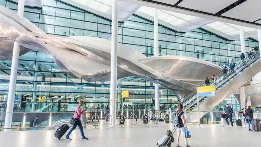 Londra&#039;da uçuşlar askıya alındı haberinin görseli