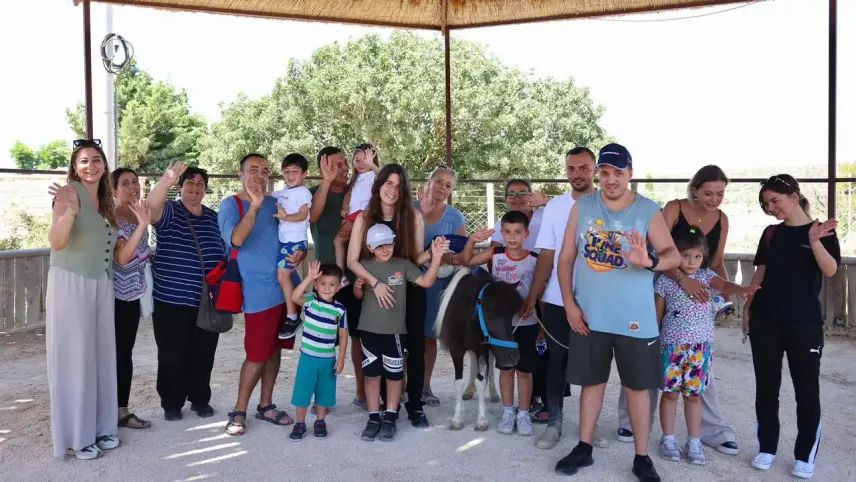 Özel çocuklar Çeşme’de atlar ile bir araya geldi haberinin görseli