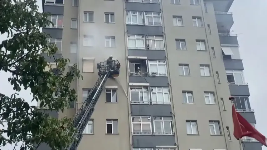 Üsküdar’da 10 katlı binada yangın: 4 kişi mahsur kaldı haberinin görseli