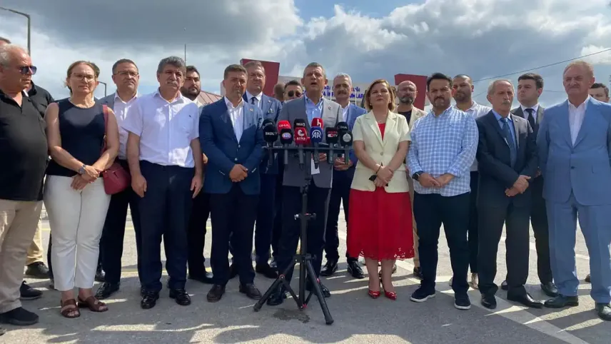 Özgür Özel: Recep Tayyip Erdoğan yenemediğini içeri atıyor haberinin görseli