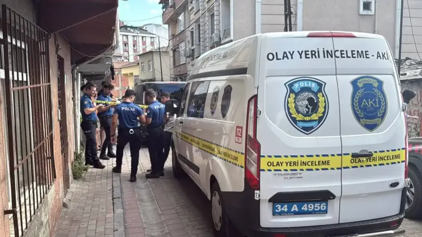 İstanbul&#039;un göbeğinde kan donduran olay: Yumarta çırparken boğazını kesti! haberinin görseli