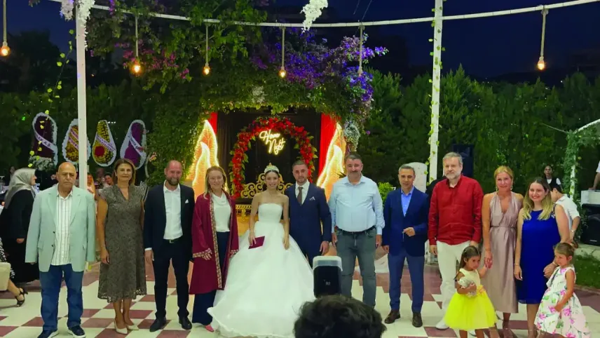 Gazi ve Gaye hayatlarını birleştirdi: Görkemli bir düğünle &quot;Evet&quot; dediler haberinin görseli