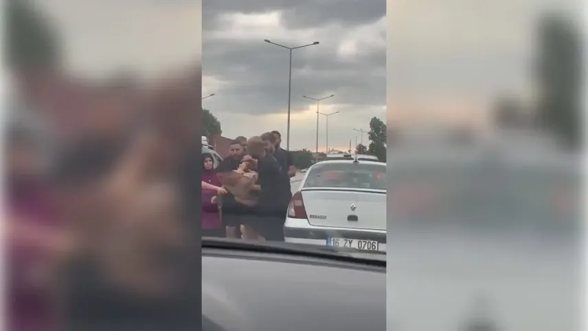 Bursa&#039;da trafikte kavga: Boğaz boğaza geldiler haberinin görseli