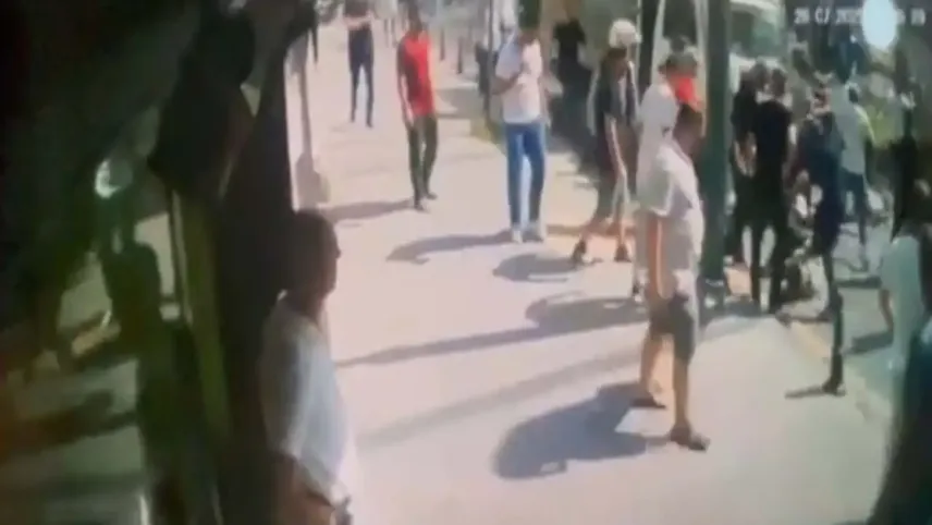 Kağıthane’de esnaflar, yolu kapatan nakliyeciyi dövdü haberinin görseli