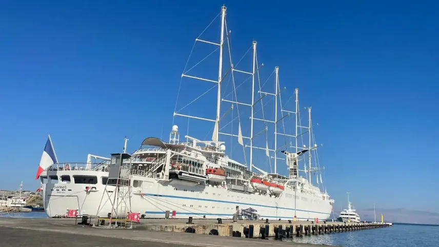 Dünyanın en büyük yelkenli yolcu gemisi &quot;Club Med 2&quot; Çeşme Limanı&#039;na demirledi haberinin görseli