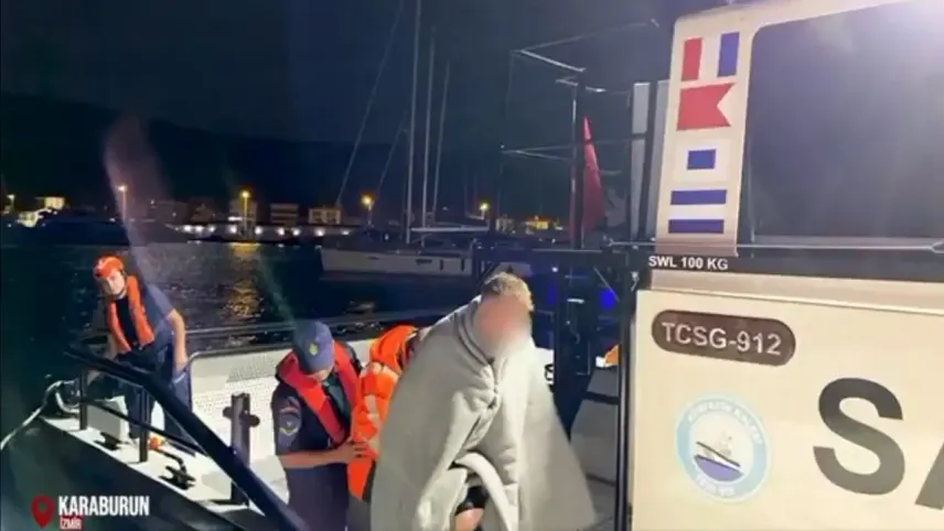 Karaburun açıklarında batan teknedeki 3 kişi kurtarıldı haberinin görseli
