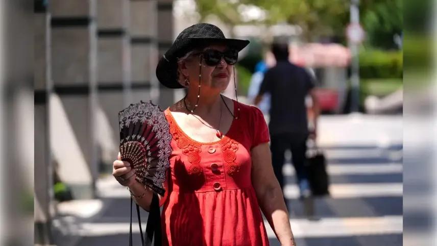 İzmir&#039;de hava çok sıcak: Sokağa çıkan pişman haberinin görseli