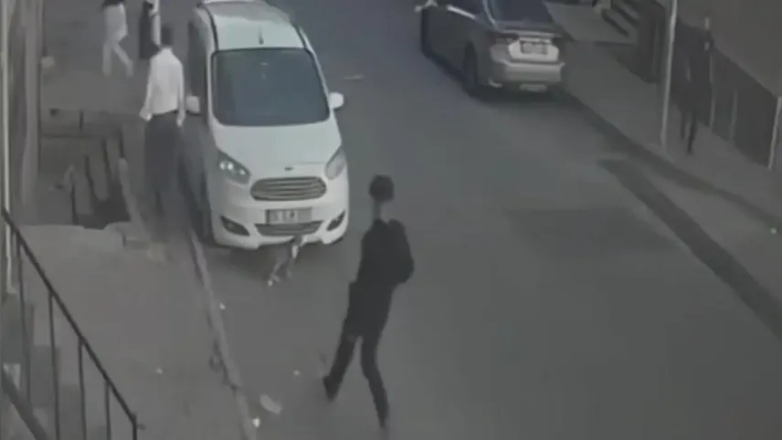 Sultangazi&#039;de yolda yürüyen kişiye silahlı saldırı: Ayağından yaralandı haberinin görseli