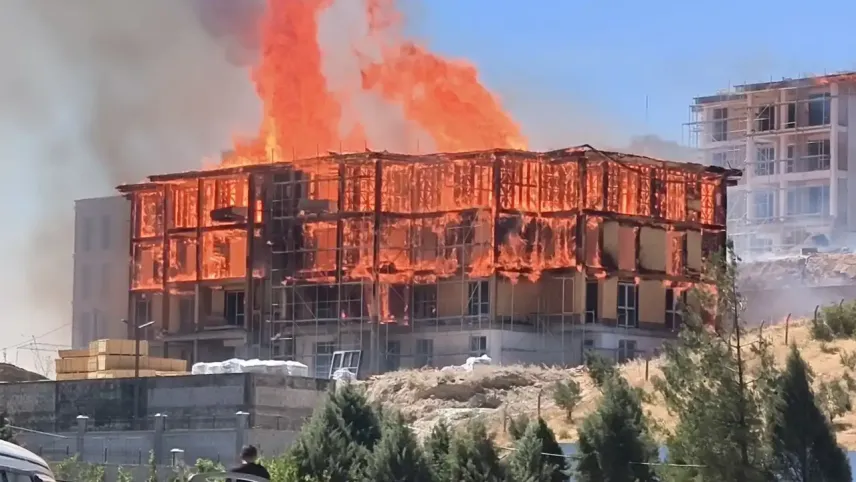 Kahramanmaraş’ta lojman inşaatında büyük yangın: Alevler ahşap binaya sıçradı haberinin görseli