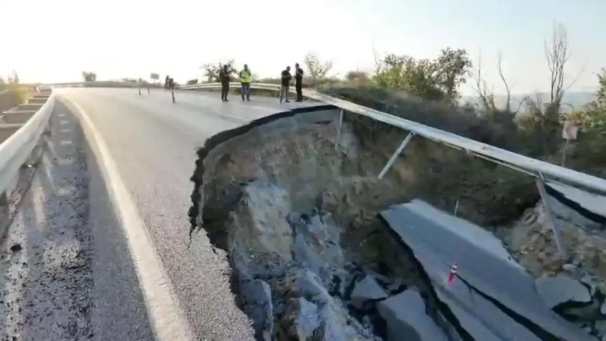 Kuşadası&#039;nda çöken yol, istinat duvarı örüldükten sonra onarılacak haberinin görseli