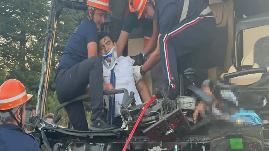 Yolcu otobüsü soğan yüklü kamyona çarptı: Ölü ve çok sayıda yaralı var! haberinin görseli