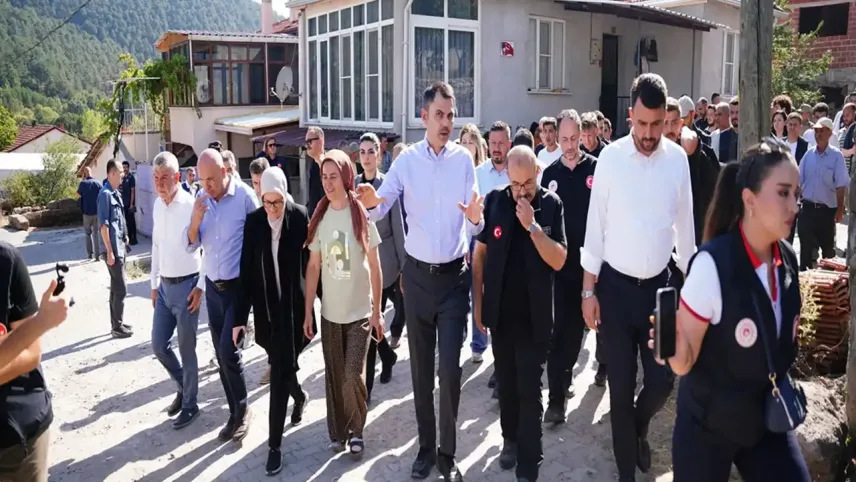 Bakan Kurum, Balıkesir deprem bölgesinde incelemelerde bulundu! haberinin görseli